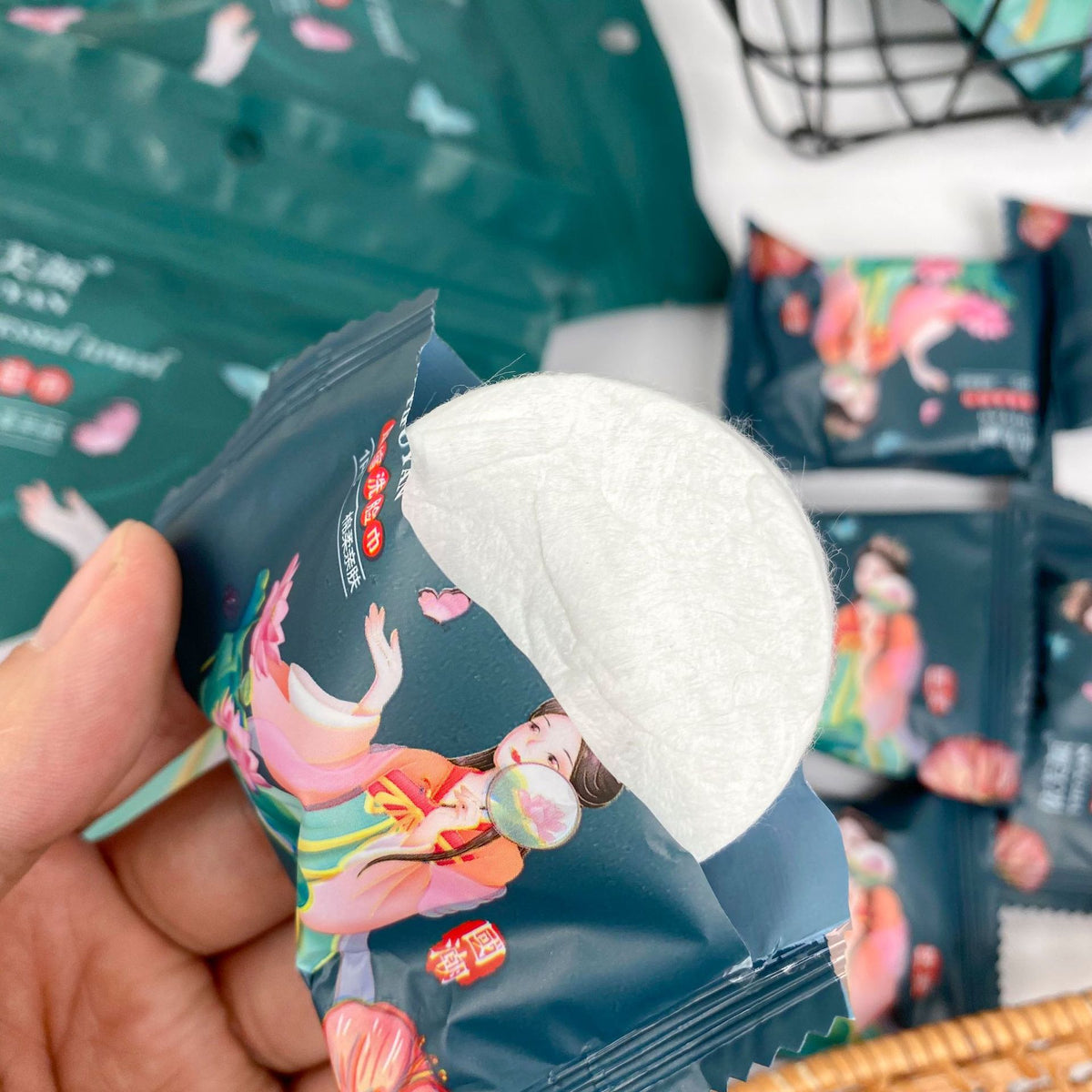 Fresh-Towel Draw — Single-Use Face Towels